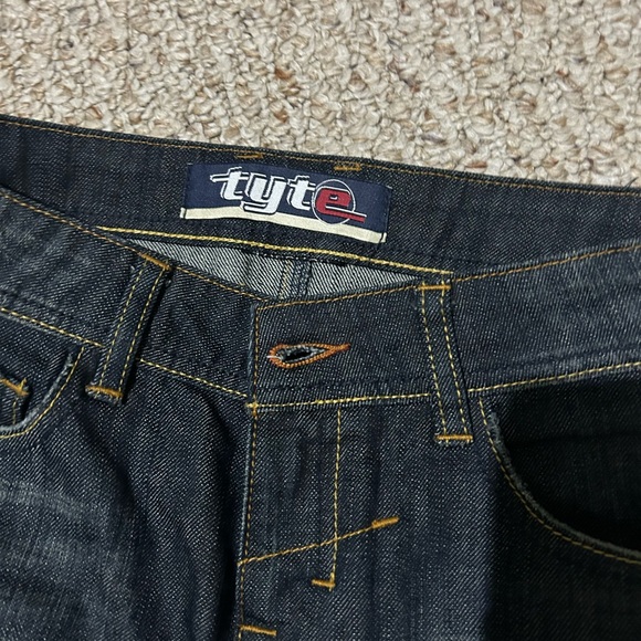 Y2K mini denim skirt! Super trendy and cute - Picture 3 of 3